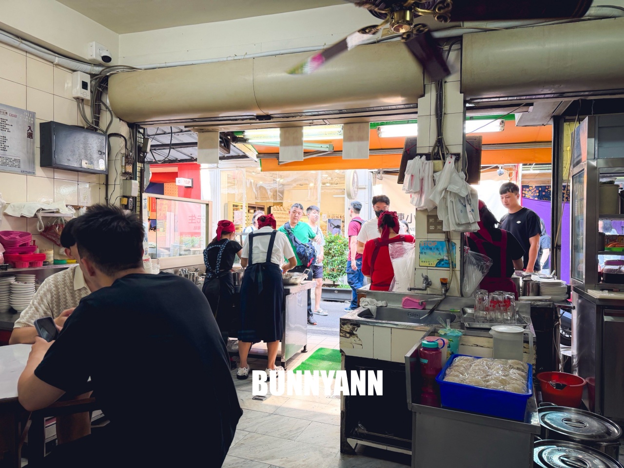 這間知道的人很少，卻是肉圓鳳梨冰店家，點一個組合就夠吃，杏仁露也是招牌