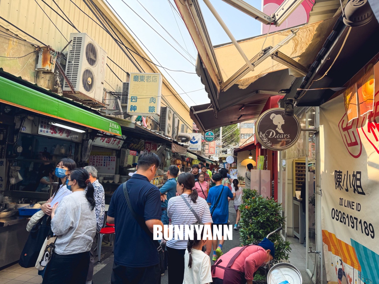 這間知道的人很少，卻是肉圓鳳梨冰店家，點一個組合就夠吃，杏仁露也是招牌