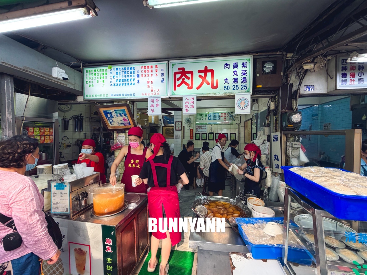這間知道的人很少，卻是肉圓鳳梨冰店家，點一個組合就夠吃，杏仁露也是招牌