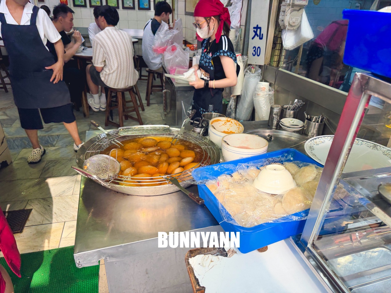 這間知道的人很少，卻是肉圓鳳梨冰店家，點一個組合就夠吃，杏仁露也是招牌