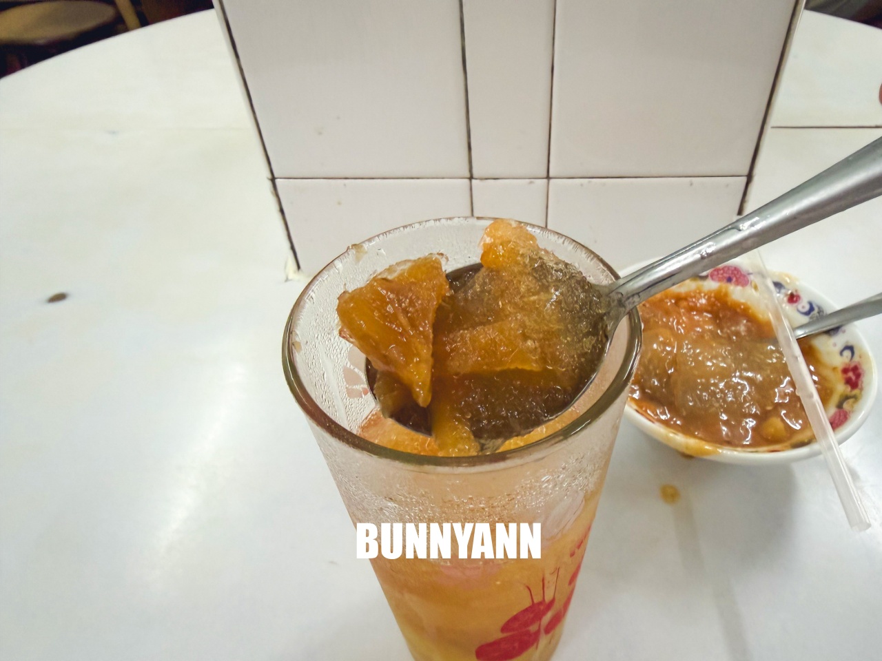 這間知道的人很少，卻是肉圓鳳梨冰店家，點一個組合就夠吃，杏仁露也是招牌