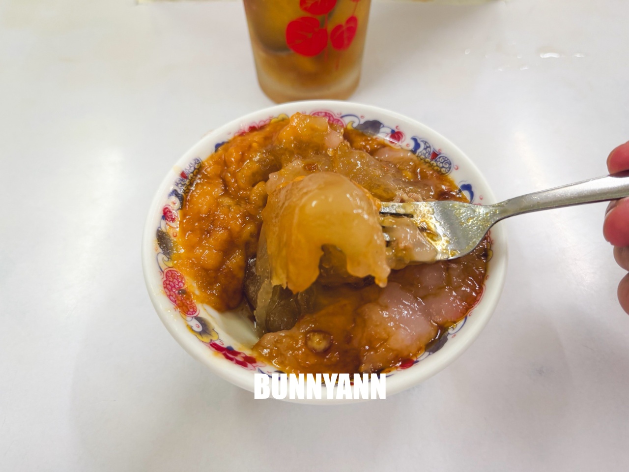 這間知道的人很少，卻是肉圓鳳梨冰店家，點一個組合就夠吃，杏仁露也是招牌