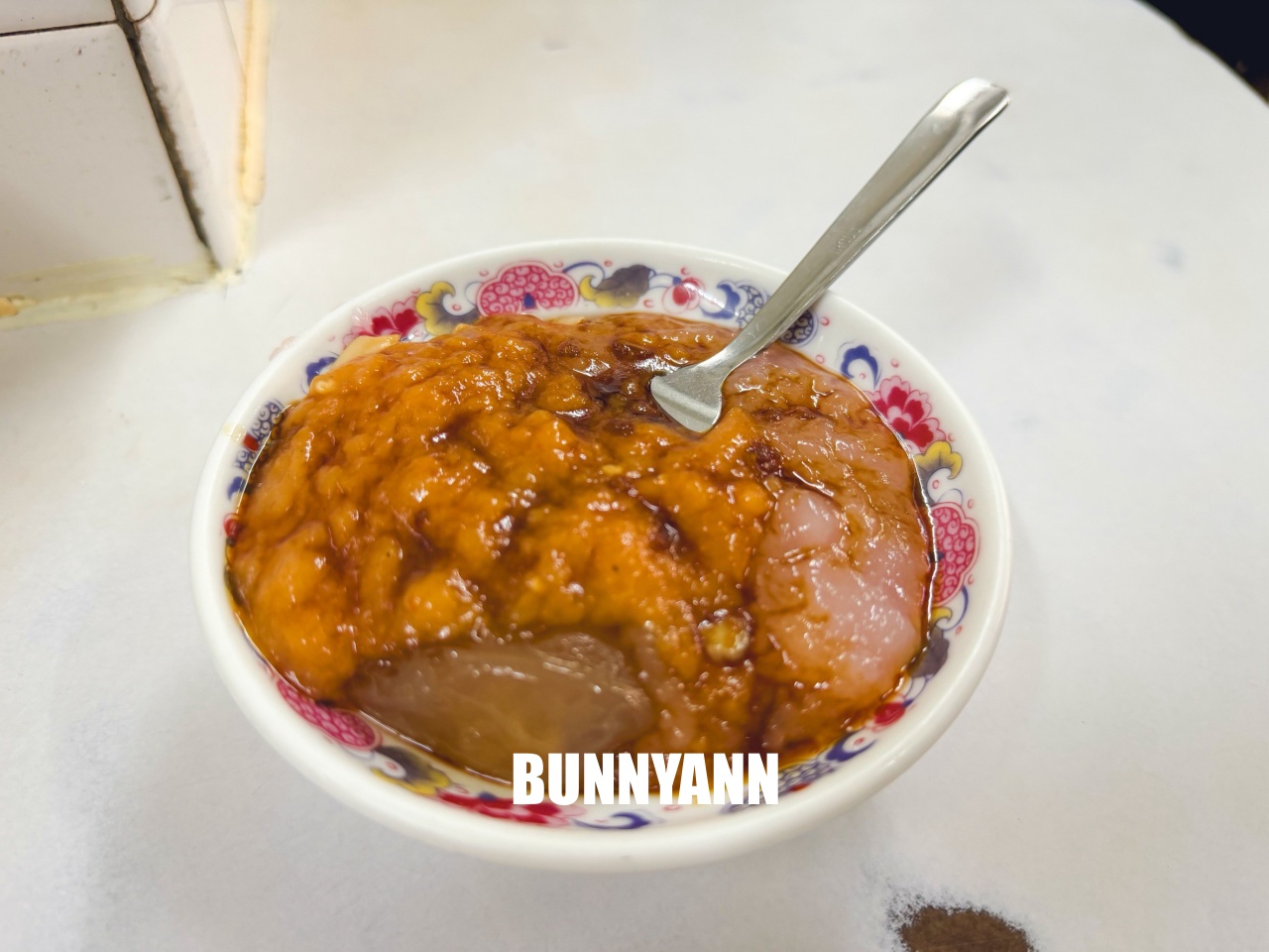 這間知道的人很少，卻是肉圓鳳梨冰店家，點一個組合就夠吃，杏仁露也是招牌