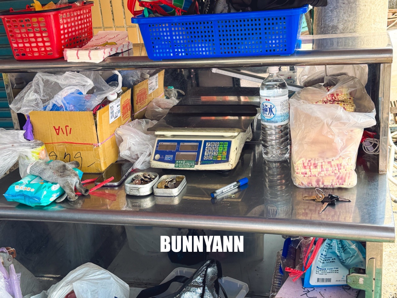 東區廟口鎮天宮古早味烤玉米，點個一隻就夠解膩，刷多層醬是特色