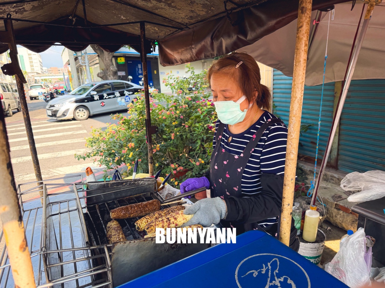 東區廟口鎮天宮古早味烤玉米，點個一隻就夠解膩，刷多層醬是特色