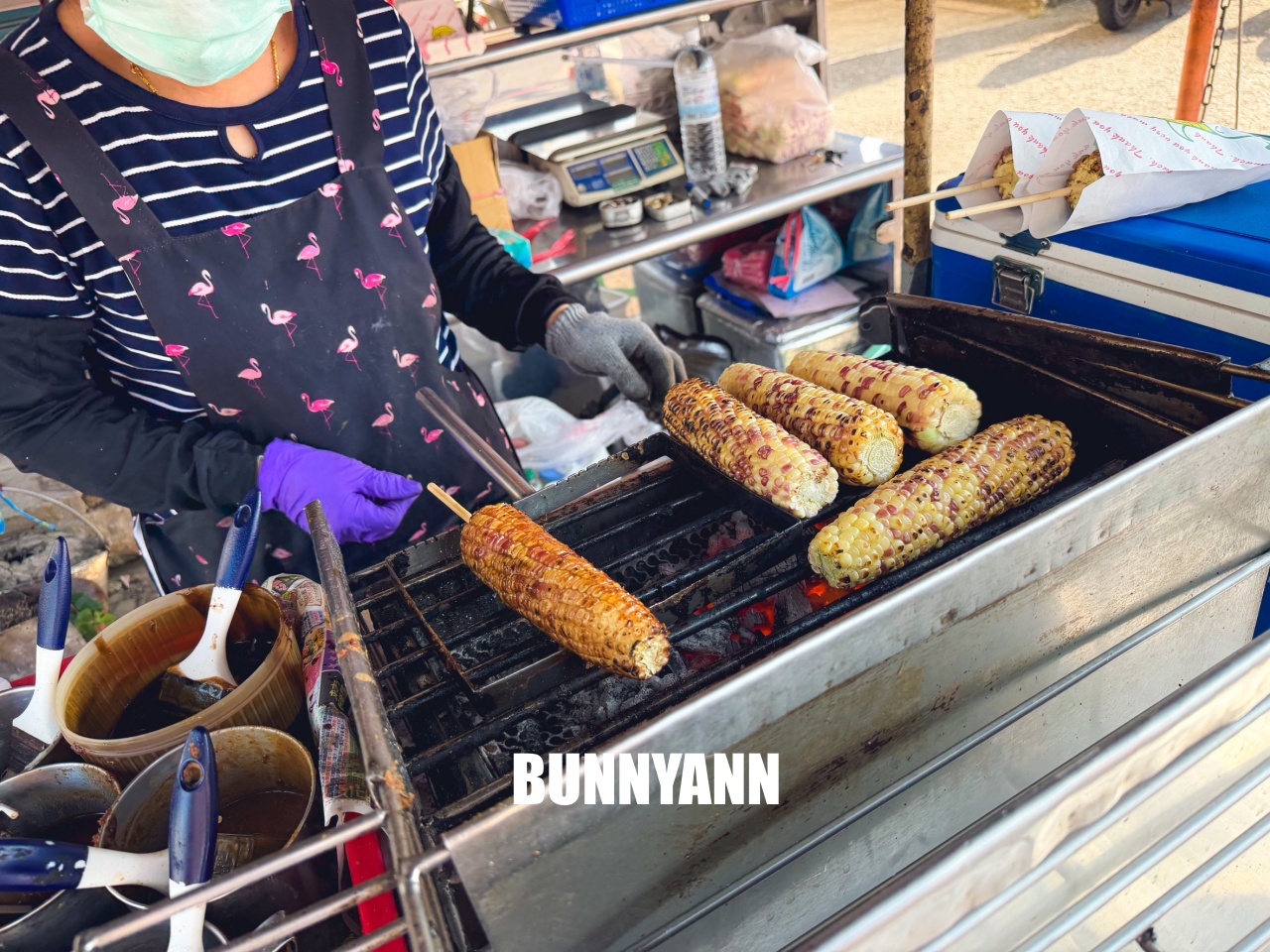 東區廟口鎮天宮古早味烤玉米，點個一隻就夠解膩，刷多層醬是特色