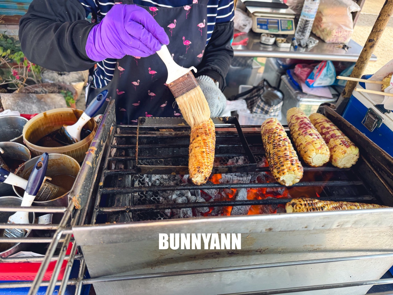 東區廟口鎮天宮古早味烤玉米，點個一隻就夠解膩，刷多層醬是特色