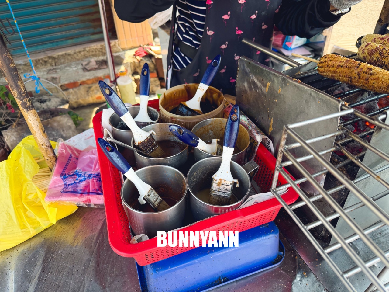 東區廟口鎮天宮古早味烤玉米，點個一隻就夠解膩，刷多層醬是特色