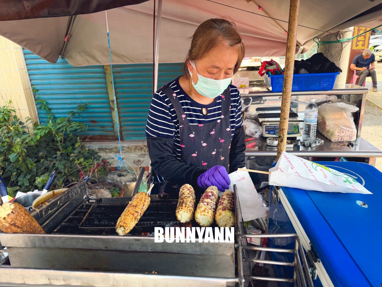 東區廟口鎮天宮古早味烤玉米，點個一隻就夠解膩，刷多層醬是特色