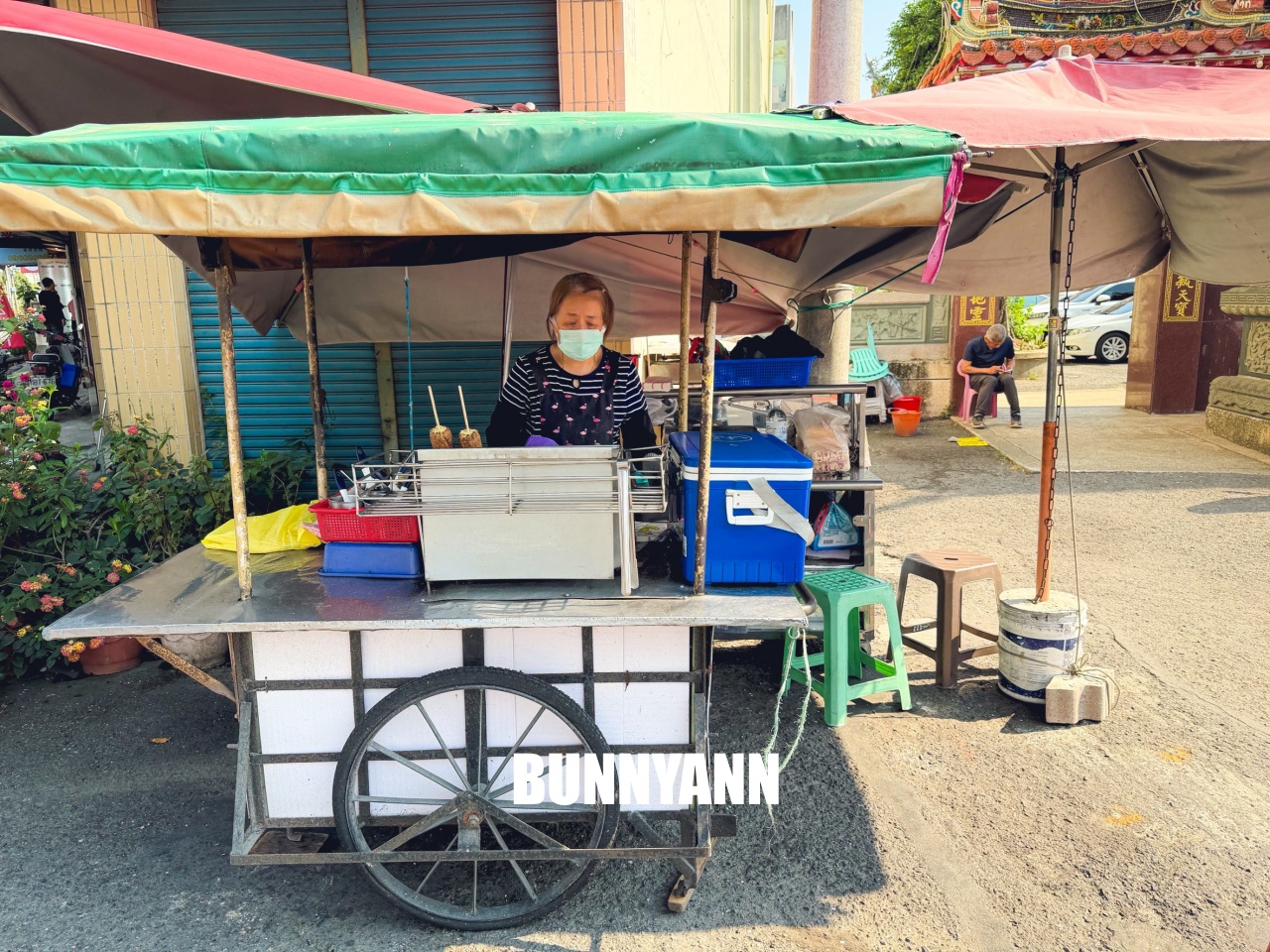 東區廟口鎮天宮古早味烤玉米，點個一隻就夠解膩，刷多層醬是特色