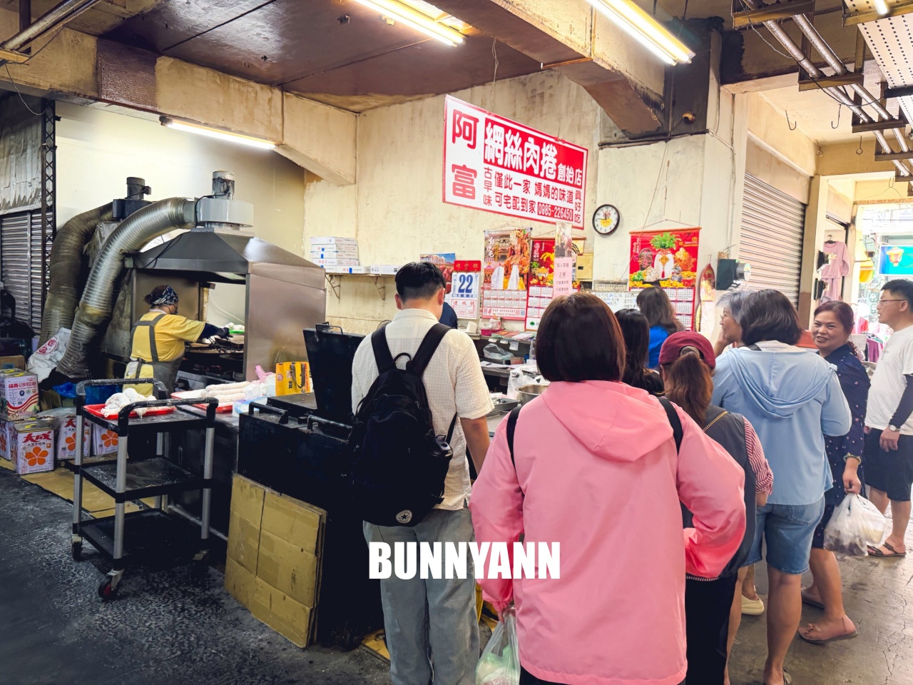 知道這間的人不多,卻是古早味大肉捲店家,點個一隻就夠吃,現包現炸是招牌 知道這間的人不多,卻是古早味大肉捲店家,點個一隻就夠吃,現包現炸是招牌