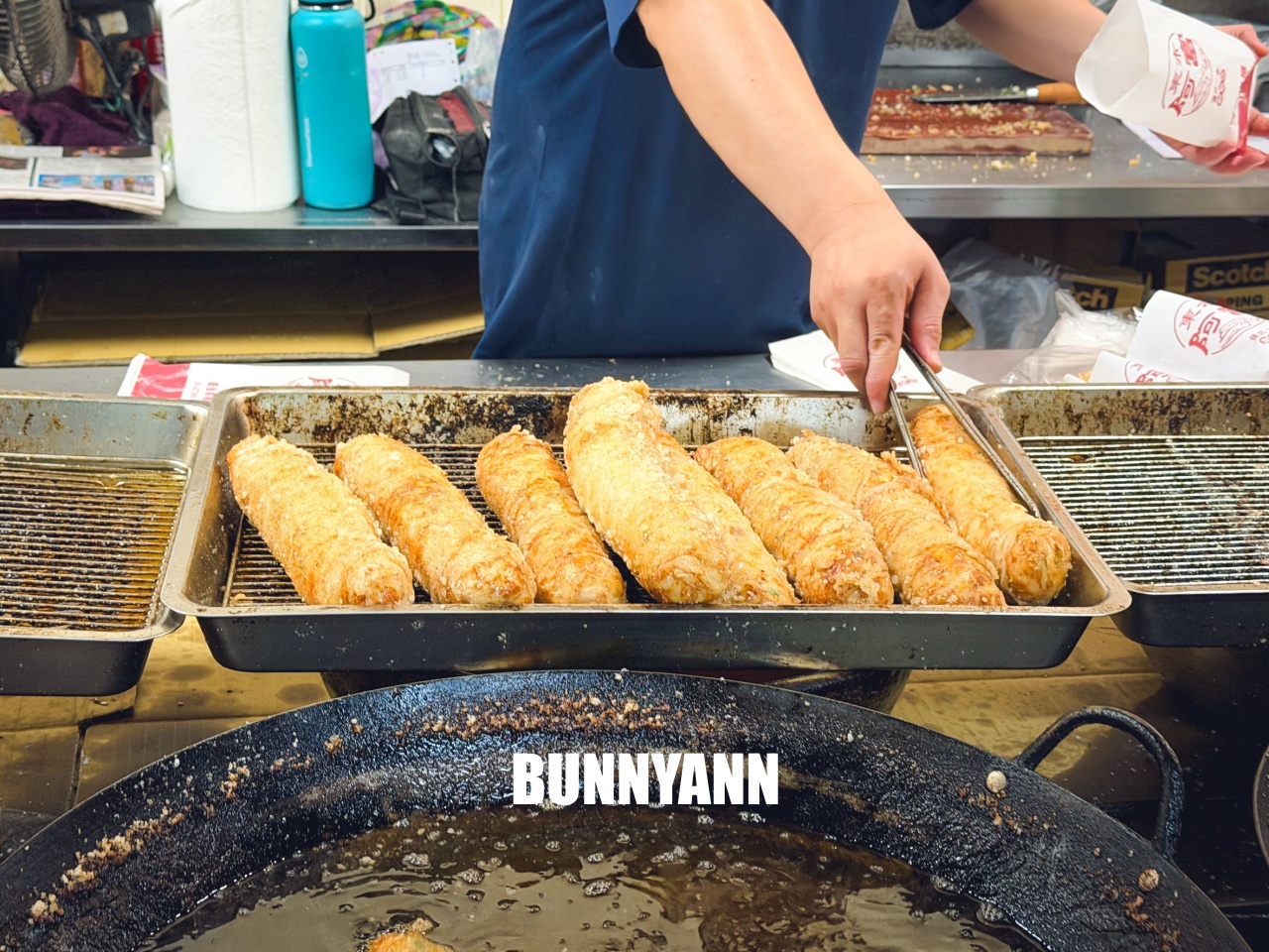 知道這間的人不多,卻是古早味大肉捲店家,點個一隻就夠吃,現包現炸是招牌 知道這間的人不多,卻是古早味大肉捲店家,點個一隻就夠吃,現包現炸是招牌