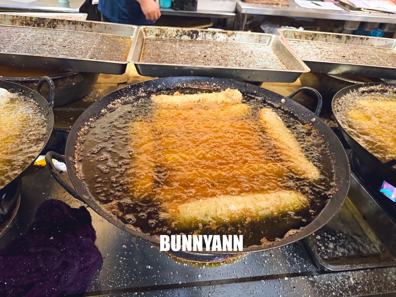 知道這間的人不多,卻是古早味大肉捲店家,點個一隻就夠吃,現包現炸是招牌 知道這間的人不多,卻是古早味大肉捲店家,點個一隻就夠吃,現包現炸是招牌