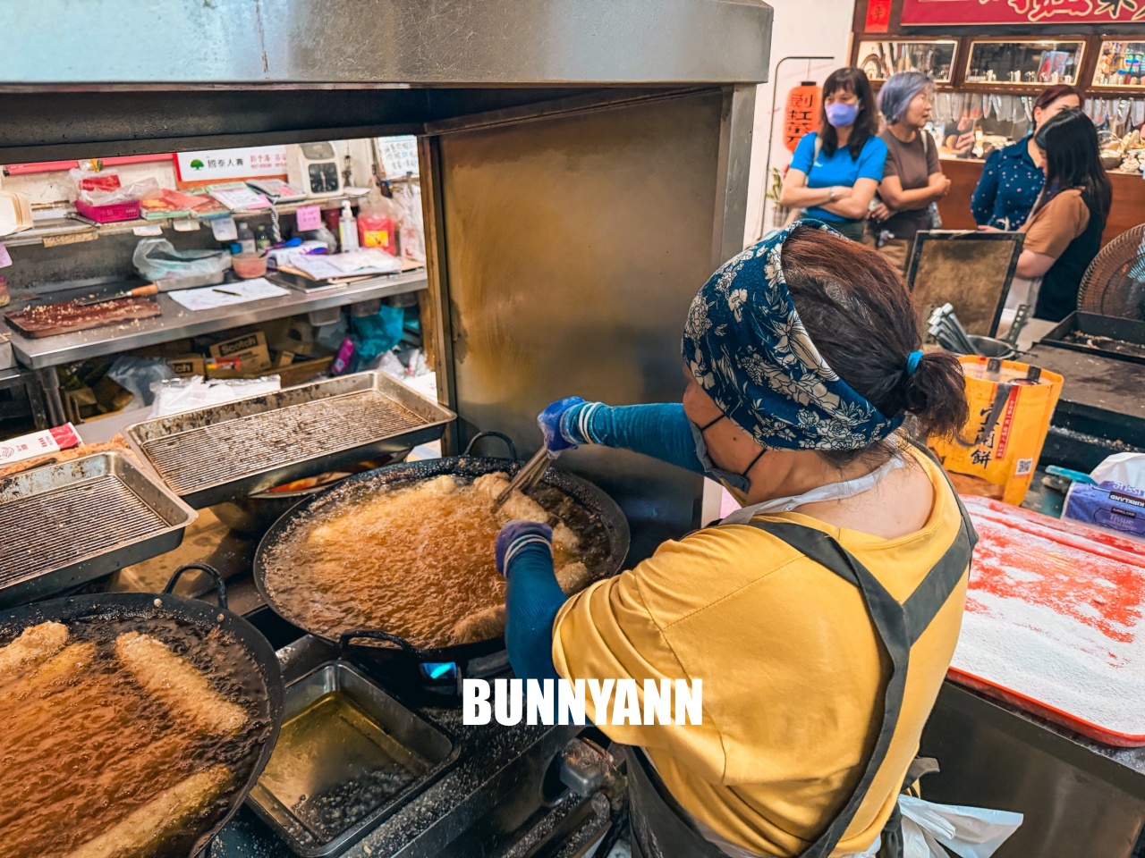 知道這間的人不多，卻是古早味大肉捲店家，點個一隻就夠吃，現包現炸是招牌