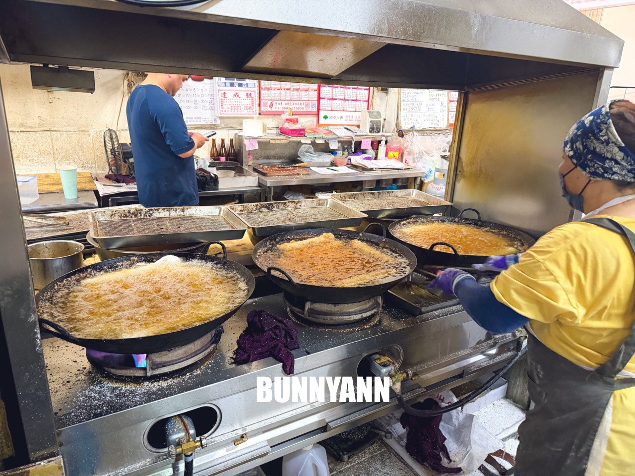 知道這間的人不多,卻是古早味大肉捲店家,點個一隻就夠吃,現包現炸是招牌 知道這間的人不多,卻是古早味大肉捲店家,點個一隻就夠吃,現包現炸是招牌