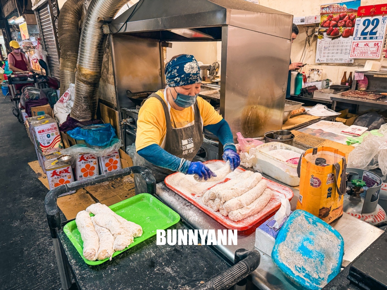 知道這間的人不多,卻是古早味大肉捲店家,點個一隻就夠吃,現包現炸是招牌 知道這間的人不多,卻是古早味大肉捲店家,點個一隻就夠吃,現包現炸是招牌