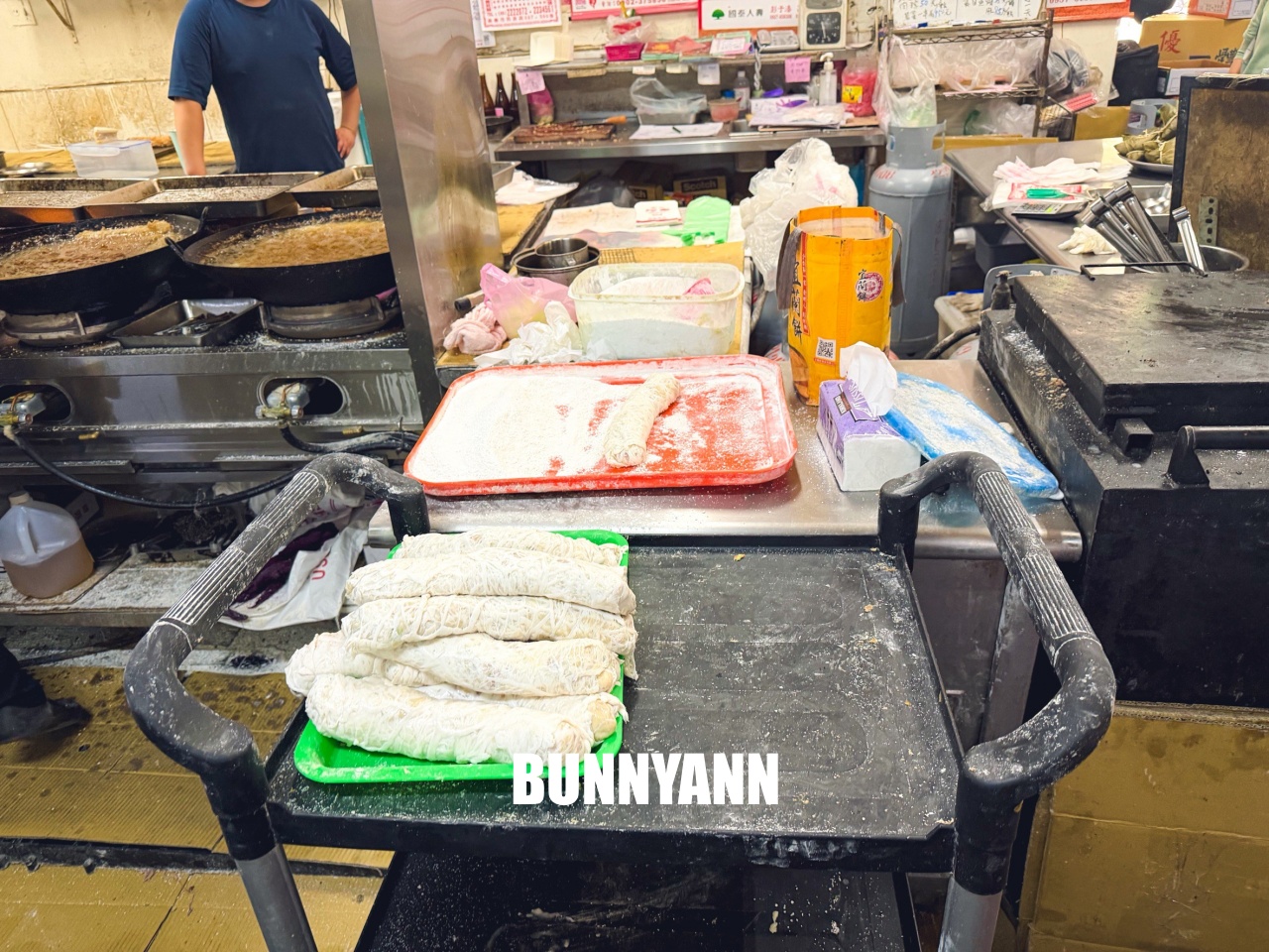 知道這間的人不多,卻是古早味大肉捲店家,點個一隻就夠吃,現包現炸是招牌 知道這間的人不多,卻是古早味大肉捲店家,點個一隻就夠吃,現包現炸是招牌