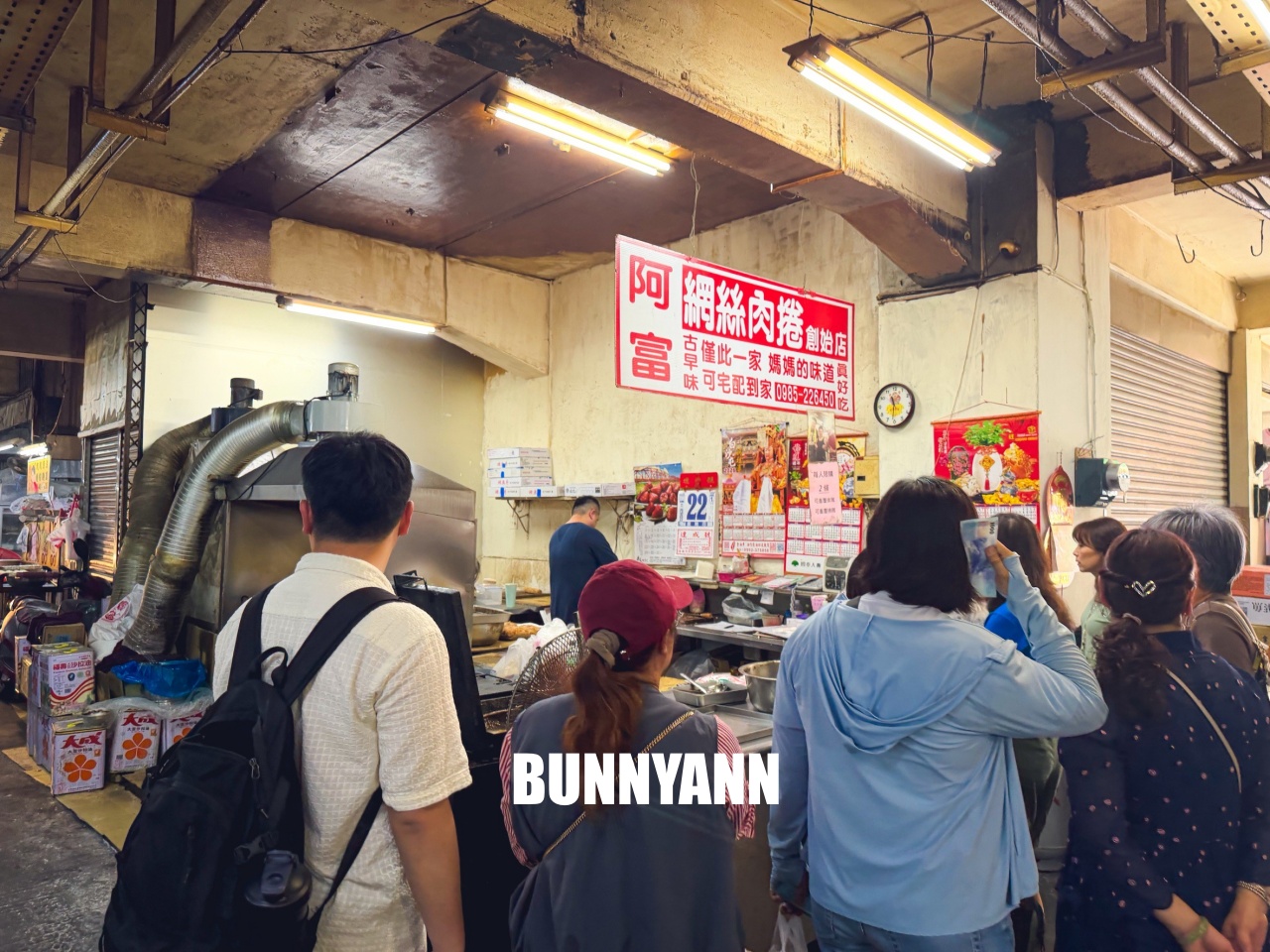 知道這間的人不多,卻是古早味大肉捲店家,點個一隻就夠吃,現包現炸是招牌 知道這間的人不多,卻是古早味大肉捲店家,點個一隻就夠吃,現包現炸是招牌