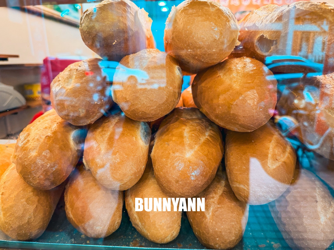 沒朋友帶完全不知道，就是越南法國麵包，現烤外酥內軟，買個一隻就吃不完真飽