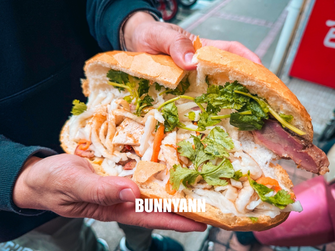 沒朋友帶完全不知道，就是越南法國麵包，現烤外酥內軟，買個一隻就吃不完真飽