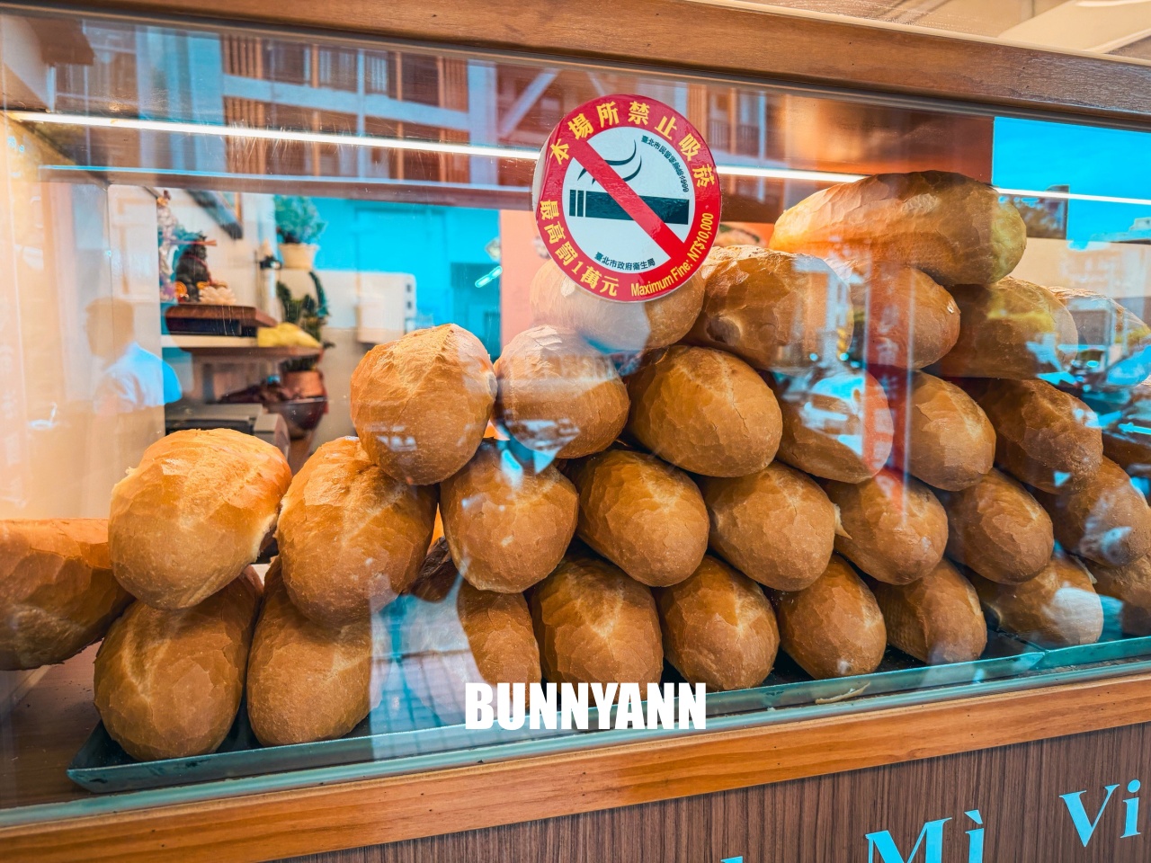 沒朋友帶完全不知道，就是越南法國麵包，現烤外酥內軟，買個一隻就吃不完真飽