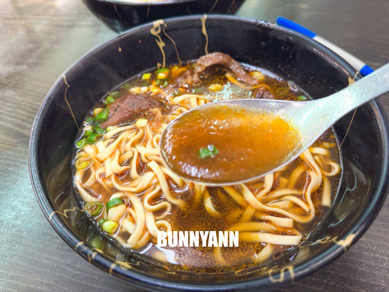 只有當地人才知道，是紅燒牛肉麵店家，叫個大碗會吃不完，清燉湯頭也是主打