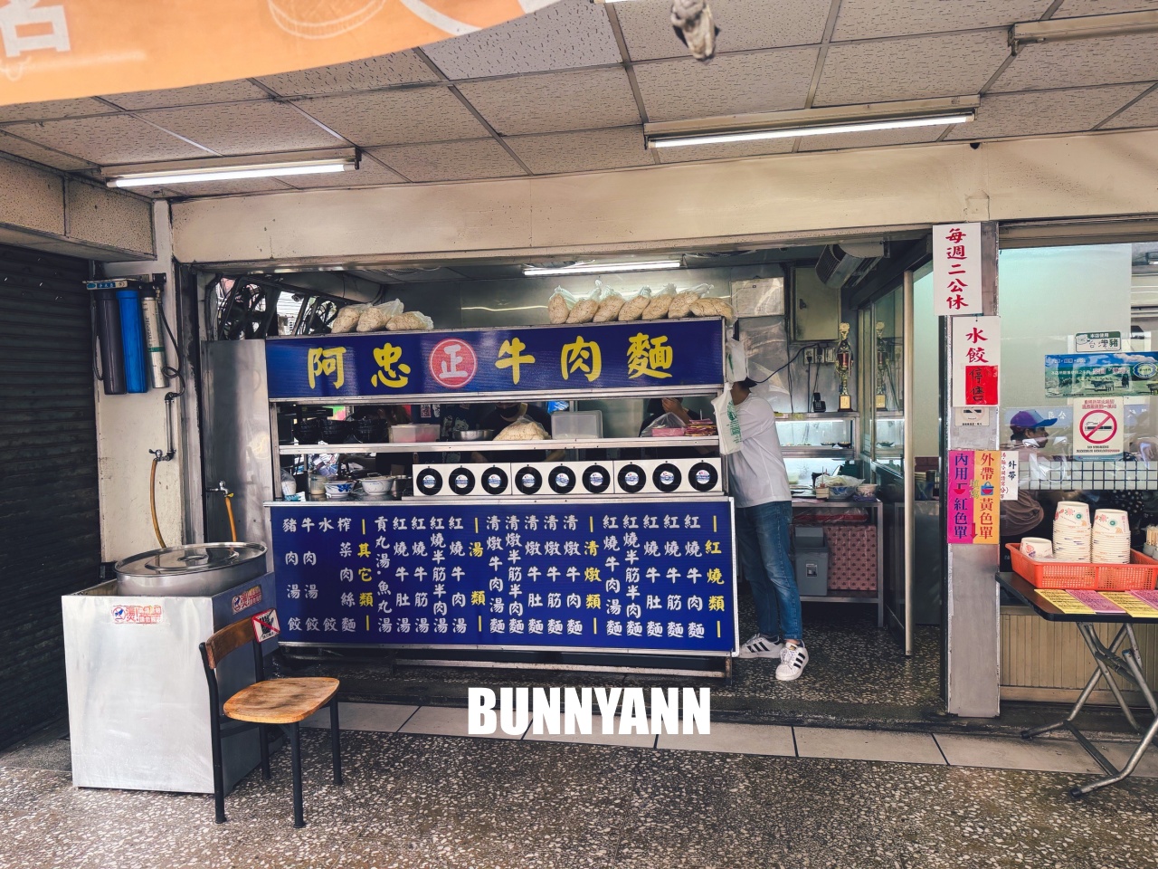 只有當地人才知道，是紅燒牛肉麵店家，叫個大碗會吃不完，清燉湯頭也是主打