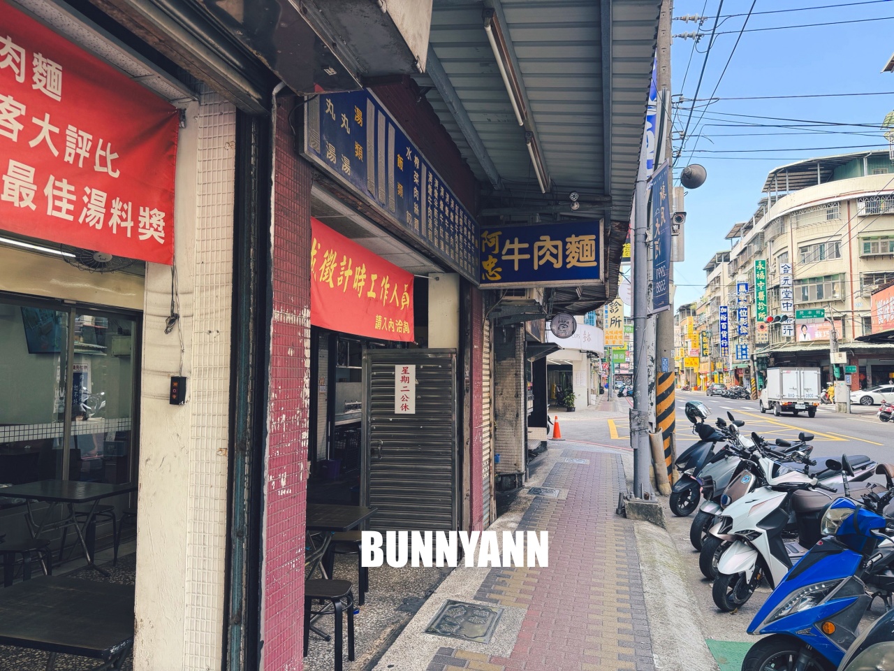 只有當地人才知道，是紅燒牛肉麵店家，叫個大碗會吃不完，清燉湯頭也是主打