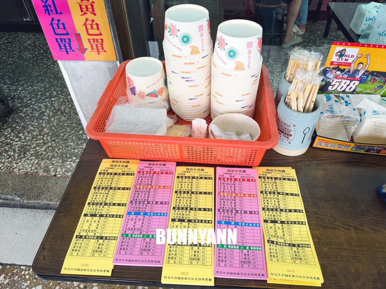 只有當地人才知道，是紅燒牛肉麵店家，叫個大碗會吃不完，清燉湯頭也是主打