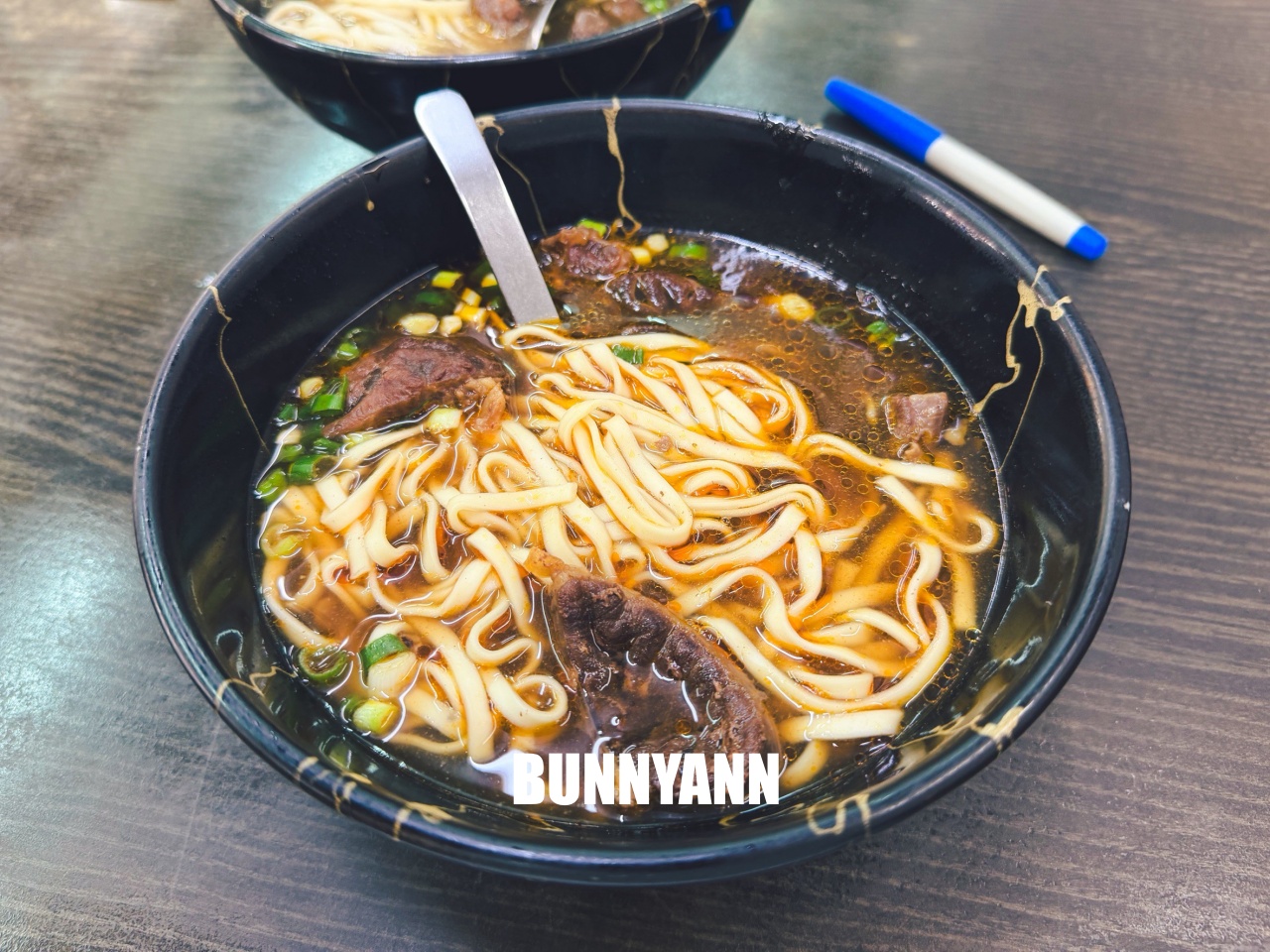 只有當地人才知道，是紅燒牛肉麵店家，叫個大碗會吃不完，清燉湯頭也是主打