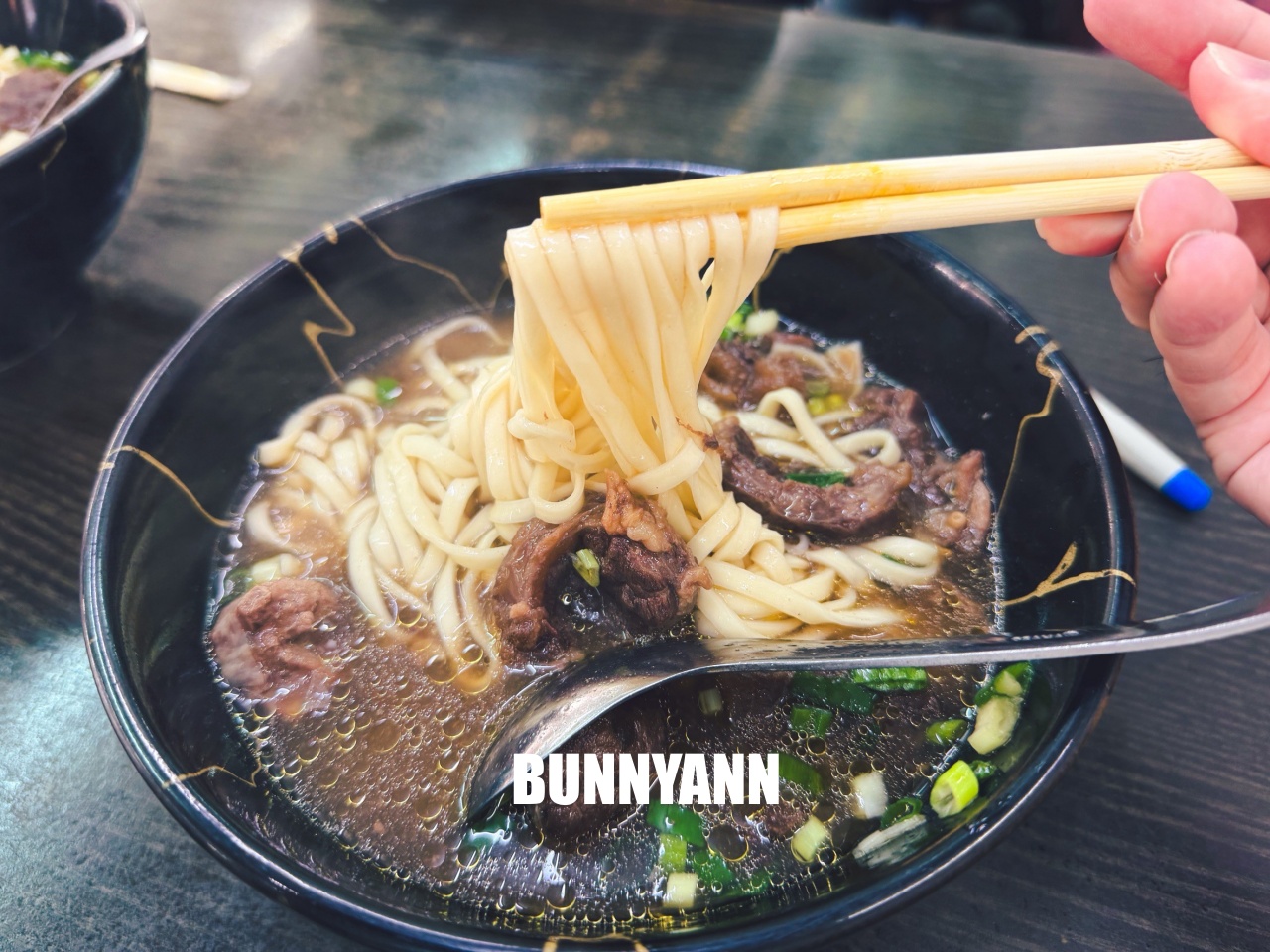 只有當地人才知道，是紅燒牛肉麵店家，叫個大碗會吃不完，清燉湯頭也是主打