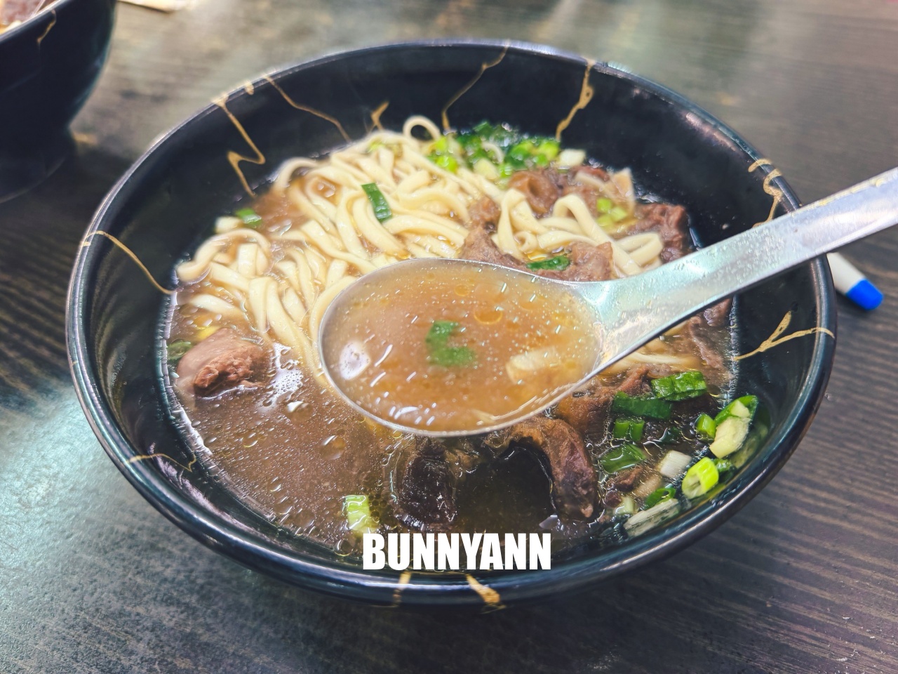 只有當地人才知道，是紅燒牛肉麵店家，叫個大碗會吃不完，清燉湯頭也是主打