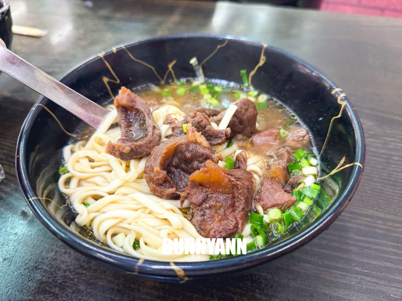 只有當地人才知道，是紅燒牛肉麵店家，叫個大碗會吃不完，清燉湯頭也是主打