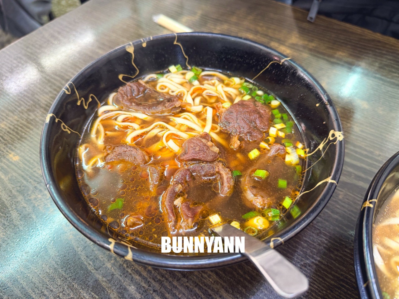 只有當地人才知道，是紅燒牛肉麵店家，叫個大碗會吃不完，清燉湯頭也是主打