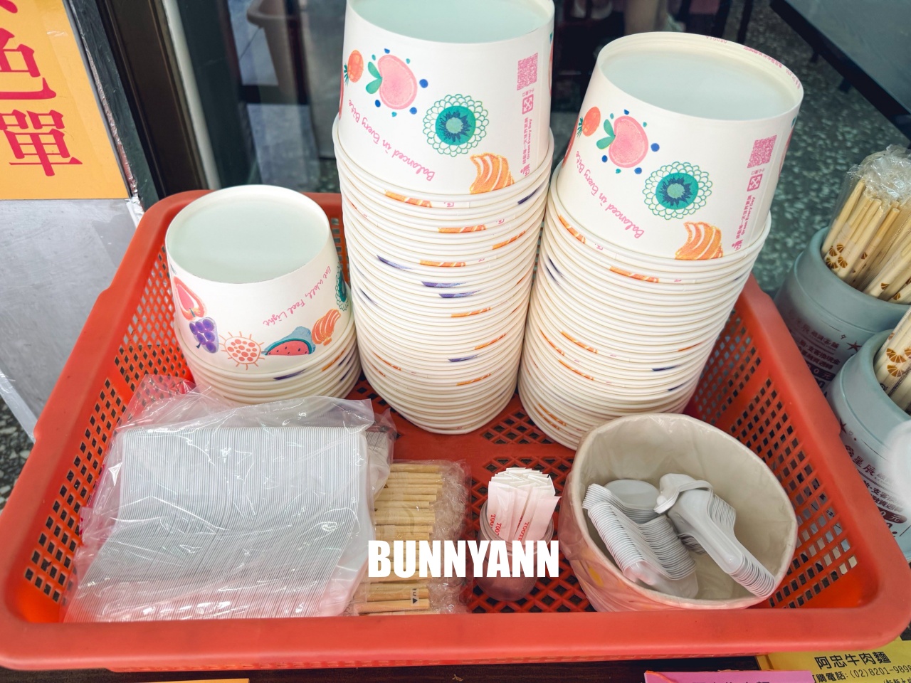 只有當地人才知道，是紅燒牛肉麵店家，叫個大碗會吃不完，清燉湯頭也是主打