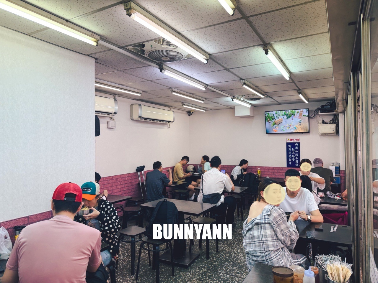 只有當地人才知道，是紅燒牛肉麵店家，叫個大碗會吃不完，清燉湯頭也是主打