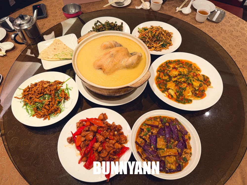很多人不知道,是60年雞湯店家,點六菜一湯就很飽,蔥餅也是招牌 很多人不知道,是60年雞湯店家,點六菜一湯就很飽,蔥餅也是招牌