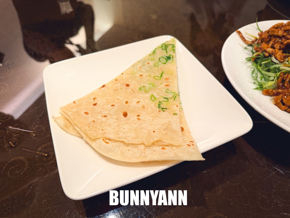 很多人不知道,是60年雞湯店家,點六菜一湯就很飽,蔥餅也是招牌 很多人不知道,是60年雞湯店家,點六菜一湯就很飽,蔥餅也是招牌