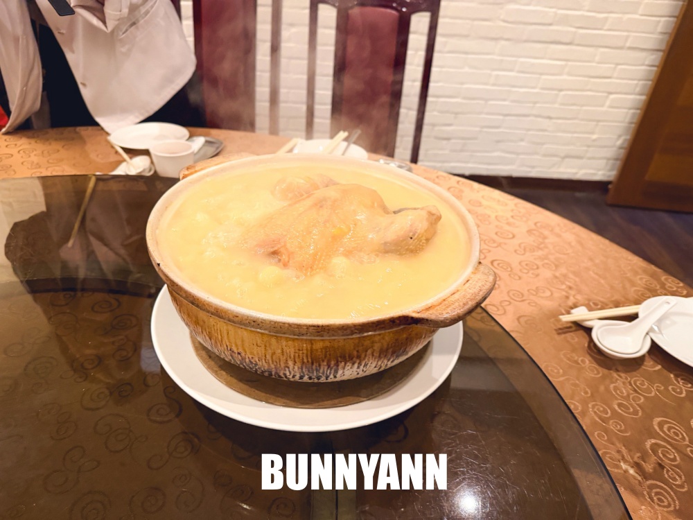 很多人不知道,是60年雞湯店家,點六菜一湯就很飽,蔥餅也是招牌 很多人不知道,是60年雞湯店家,點六菜一湯就很飽,蔥餅也是招牌