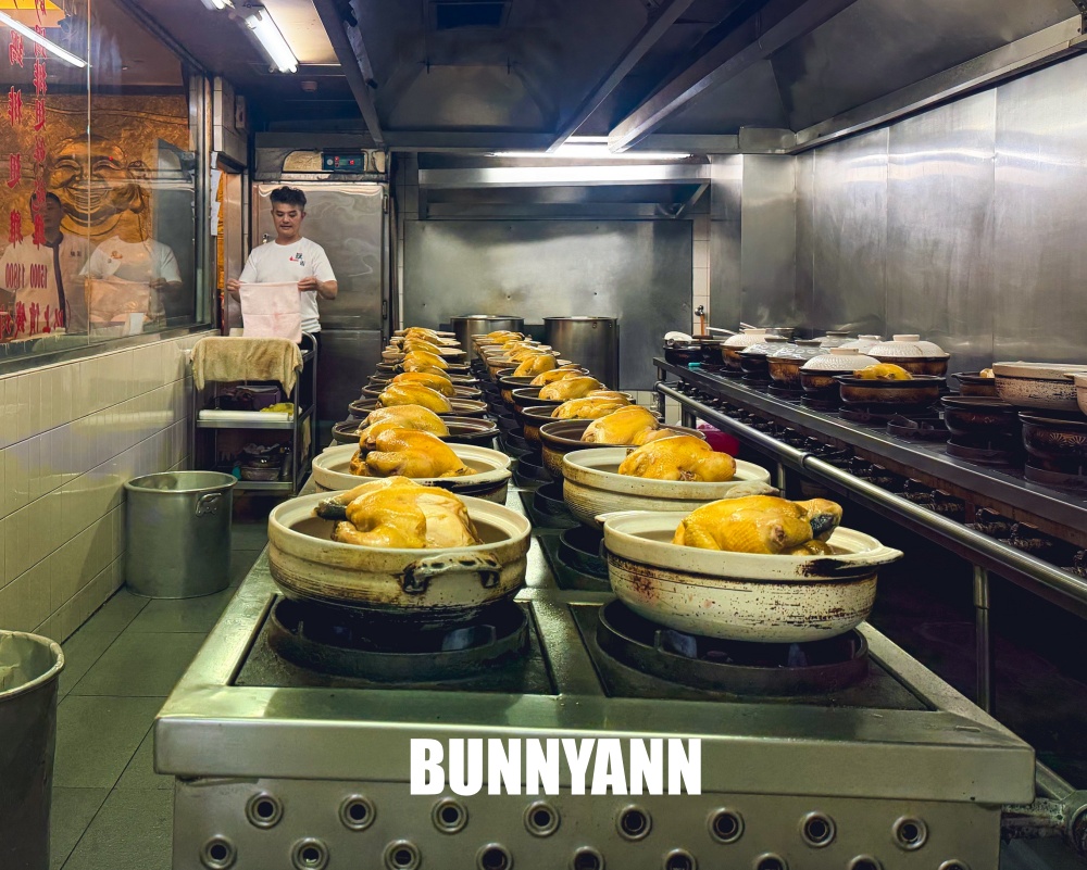 很多人不知道,是60年雞湯店家,點六菜一湯就很飽,蔥餅也是招牌 很多人不知道,是60年雞湯店家,點六菜一湯就很飽,蔥餅也是招牌