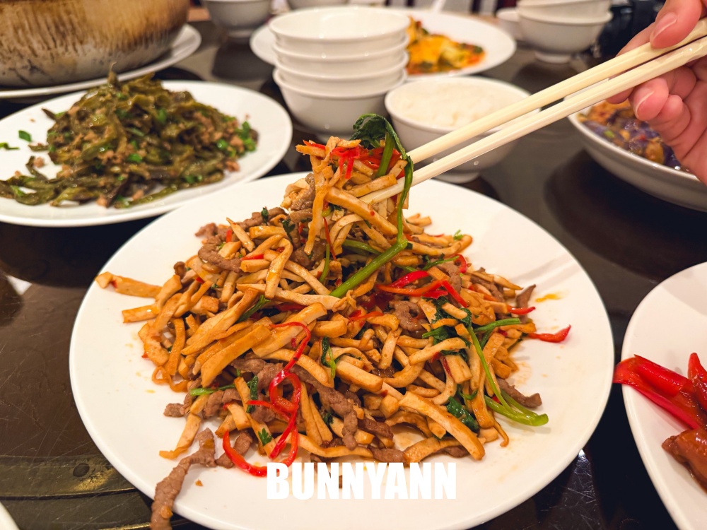 很多人不知道,是60年雞湯店家,點六菜一湯就很飽,蔥餅也是招牌 很多人不知道,是60年雞湯店家,點六菜一湯就很飽,蔥餅也是招牌