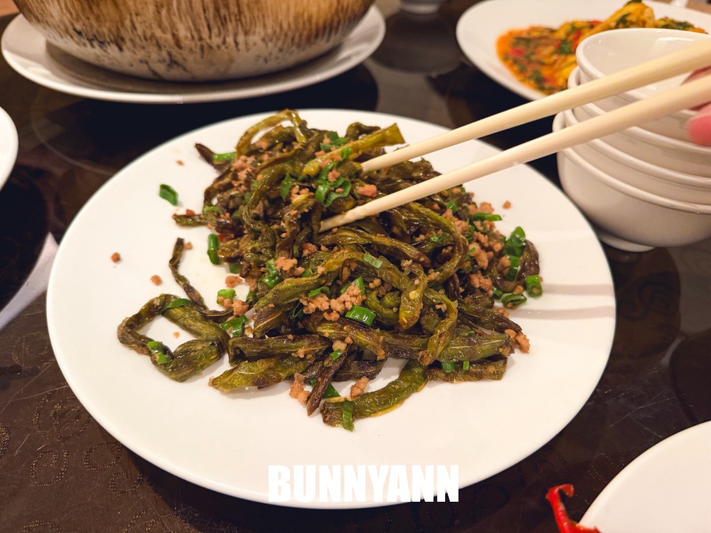 很多人不知道，是60年雞湯店家，點六菜一湯就很飽，蔥餅也是招牌