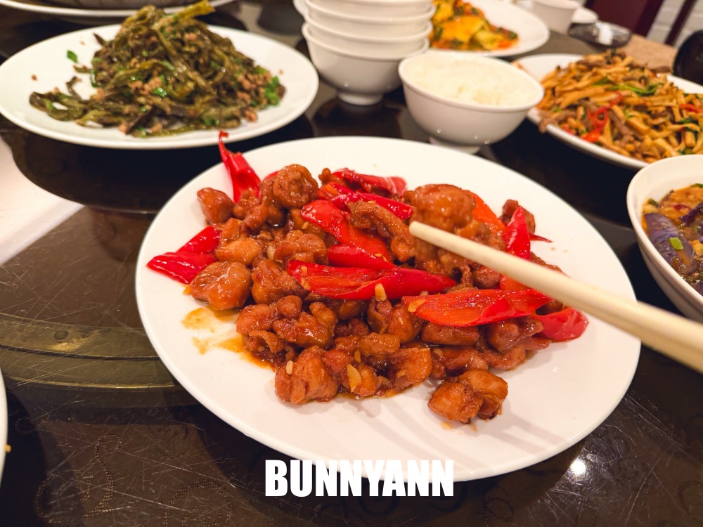 很多人不知道,是60年雞湯店家,點六菜一湯就很飽,蔥餅也是招牌 很多人不知道,是60年雞湯店家,點六菜一湯就很飽,蔥餅也是招牌