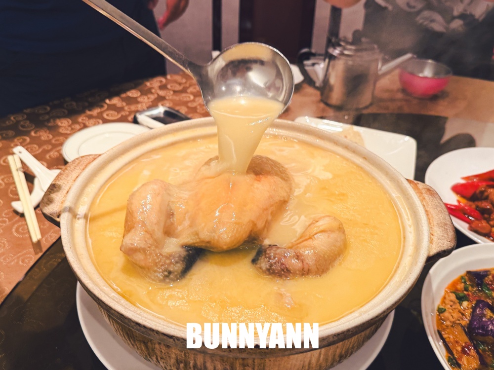 很多人不知道,是60年雞湯店家,點六菜一湯就很飽,蔥餅也是招牌 很多人不知道,是60年雞湯店家,點六菜一湯就很飽,蔥餅也是招牌