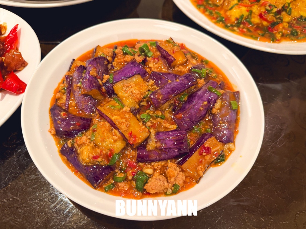 很多人不知道,是60年雞湯店家,點六菜一湯就很飽,蔥餅也是招牌 很多人不知道,是60年雞湯店家,點六菜一湯就很飽,蔥餅也是招牌