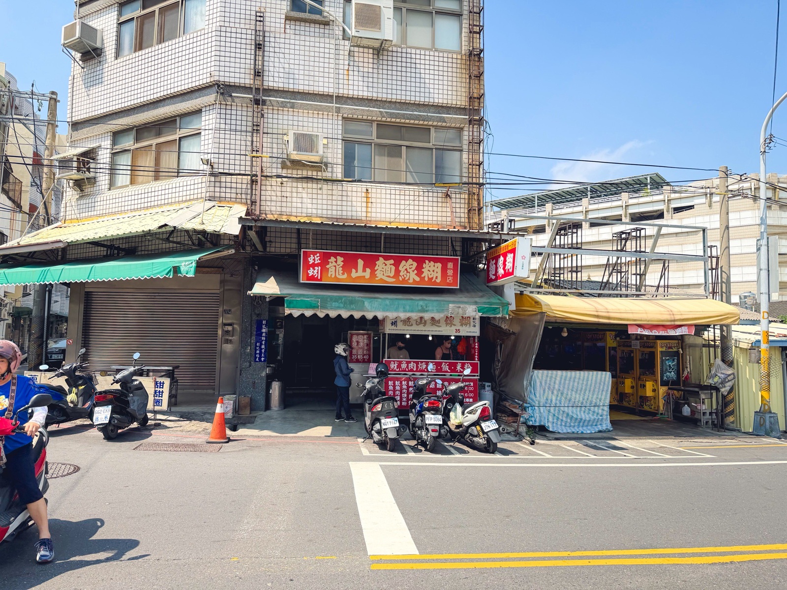 根本沒人知道，竟是鹿港麵線分店，點個一碗湯一碗羹就滿足，不用久候是招牌主打