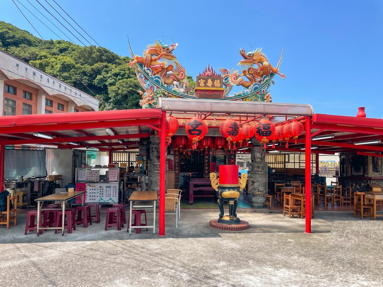 地點位在小漁村，卻是土地公廟雪花冰店家，滿滿花生絕對是招牌主打