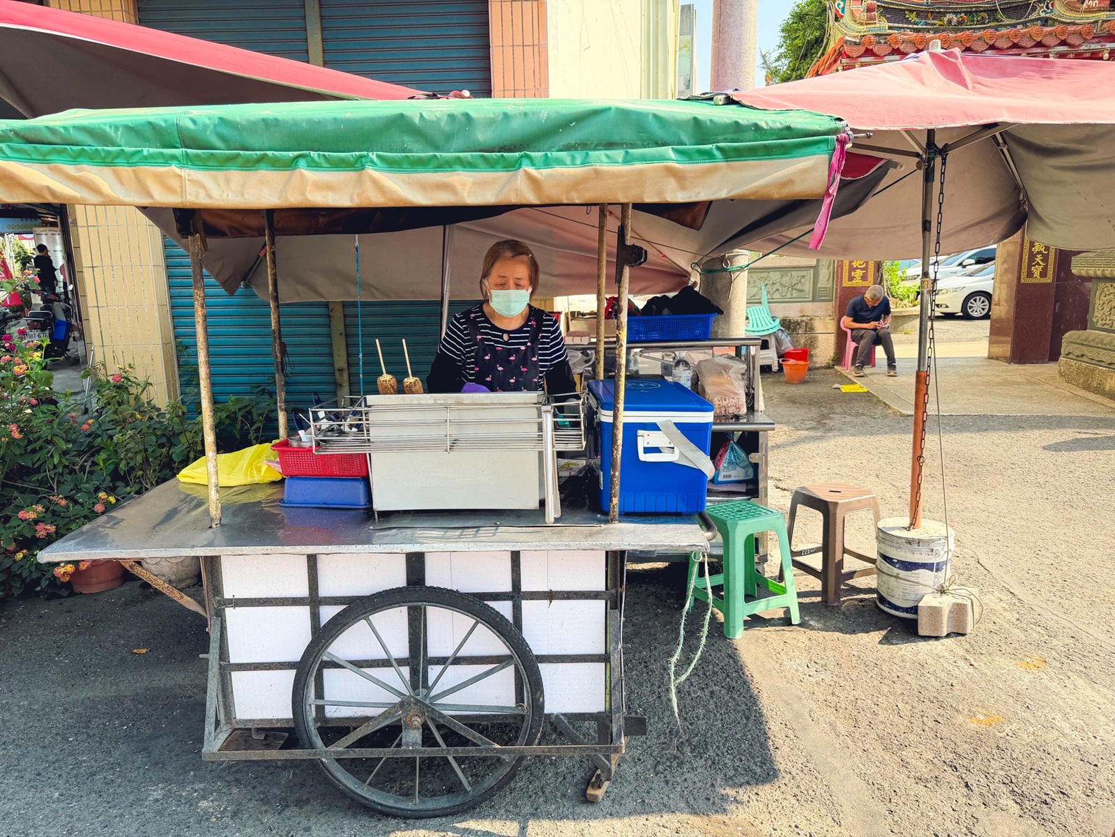 東區廟口鎮天宮古早味烤玉米，點個一隻就夠解膩，刷多層醬是特色