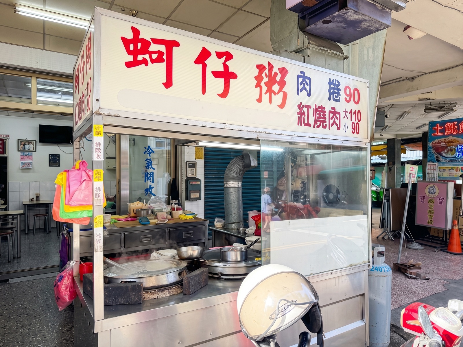 台中【第五市場蚵仔粥】網路4000則好評，必點紅燒肉跟蚵仔粥，超強排隊小吃店分享。