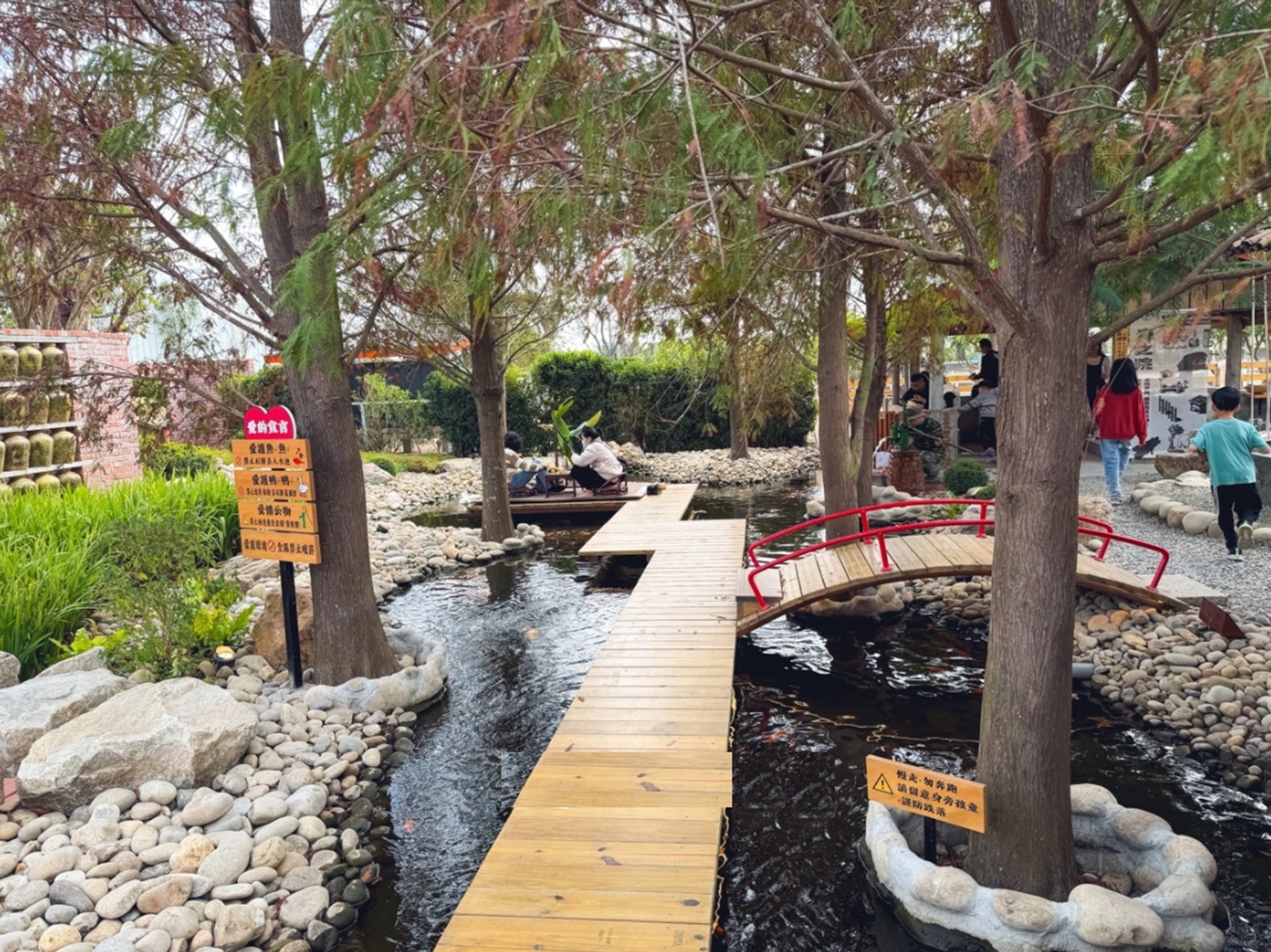 下交流道就抵達，就是落羽松庭院，低消百元夠待整天，豬舍小屋是招牌 @小兔小安*旅遊札記